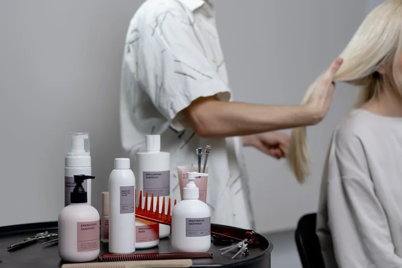 Eine stilvolle Friseursalon-Umgebung mit verschiedenen Styling-Produkten und Utensilien auf einem Tisch.