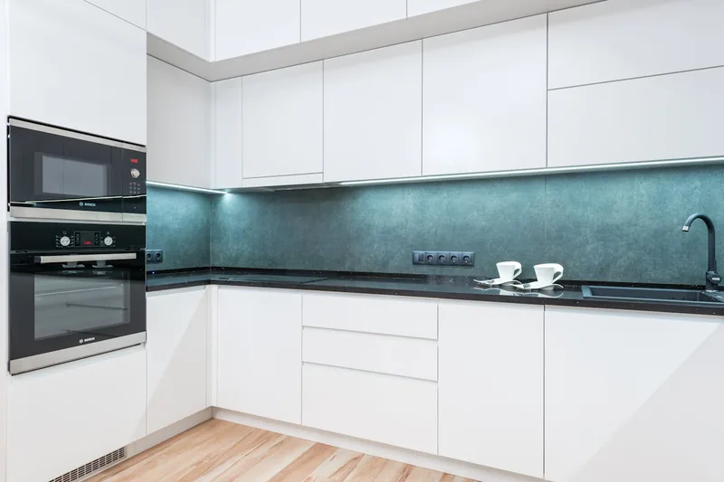 Ein moderner Einbaubackofen, elegant in eine Küchenzeile integriert, bereit zum Einsatz in Ihrer Küche.