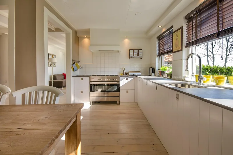 Einbauküche in elegantem Design, der Einbaukühlschrank ist harmonisch in die Küchenarchitektur integriert, wohnlich.