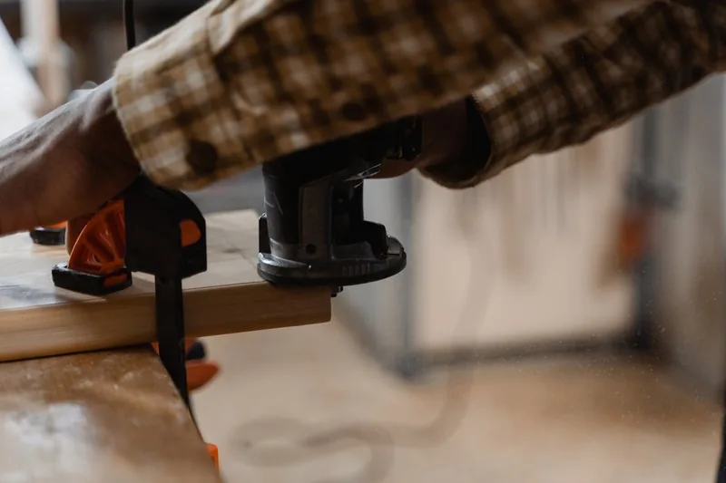 Hochwertige Einhandfräse im Detail, ein leistungsstarkes Elektrowerkzeug für präzise Holzarbeiten.