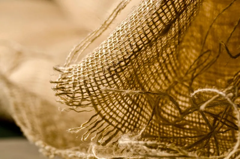 Detailansicht des robusten Materials und der Nähte eines Einkaufskorbs für Langlebigkeit.