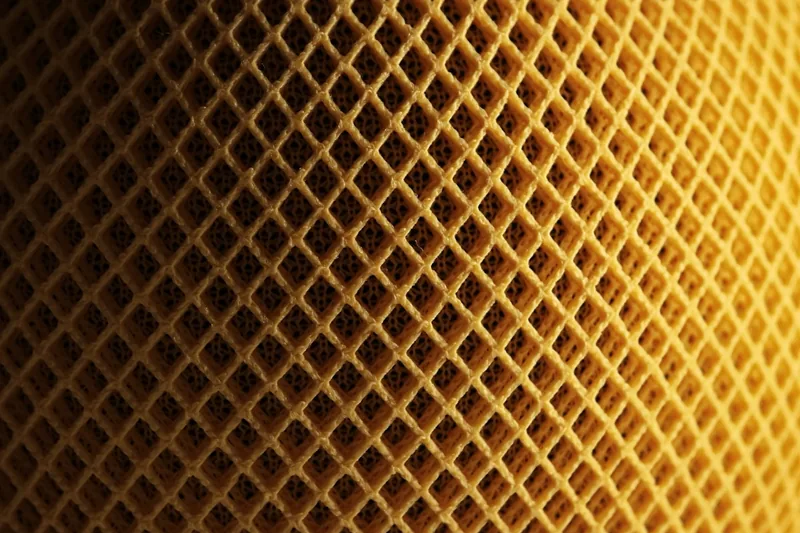 Nahaufnahme der atmungsaktiven und dämpfenden Oberfläche einer Einlegesohle, die Materialqualität zeigend.