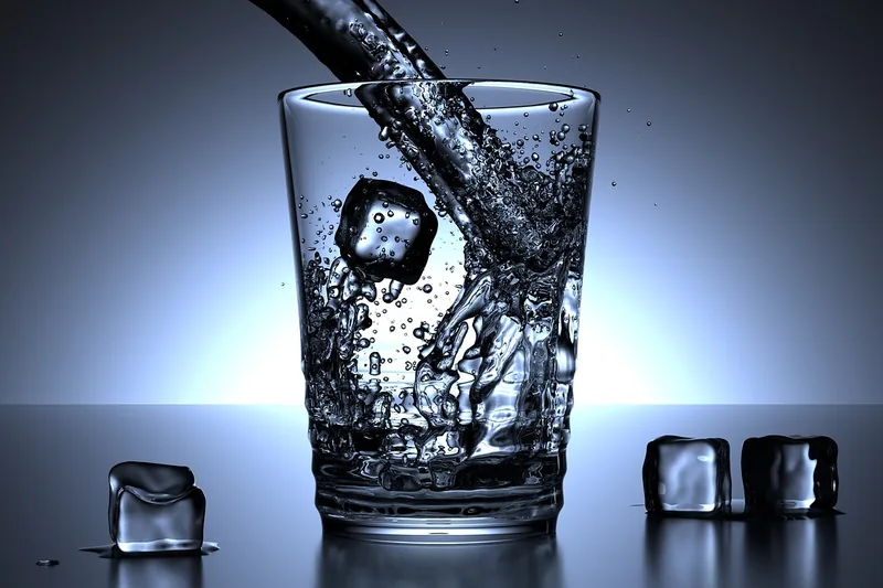 Erfrischender Sommerdrink mit perfekt geformten Eiswürfeln in einem ansprechenden Glas.