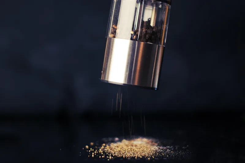 Eine elegante, freistehende elektrische Pfeffermühle in Nahaufnahme präsentiert.