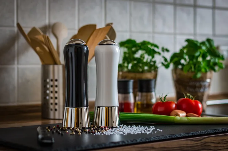 Eine elegante elektrische Salz- und Pfeffermühle als Produktaufnahme auf weißem Hintergrund.