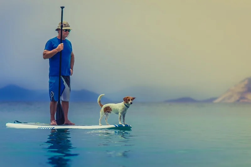 Ein vollständig aufgepumptes SUP-Board liegt bereit am Sandstrand, bereit für das Wassererlebnis.