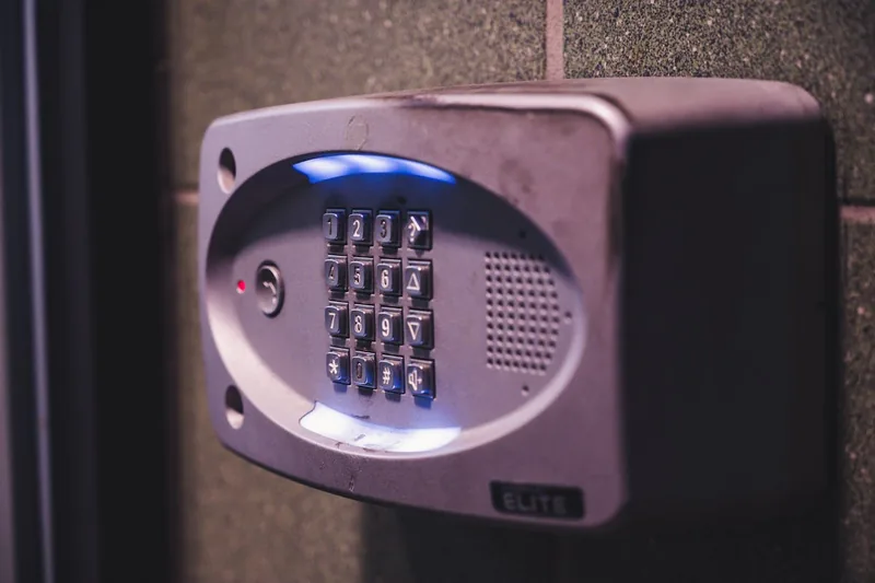 Eingangsbereich eines modernen Smart Homes bei Sonnenuntergang mit einem integrierten elektrischen Türschloss, das für Sicherheit sorgt.