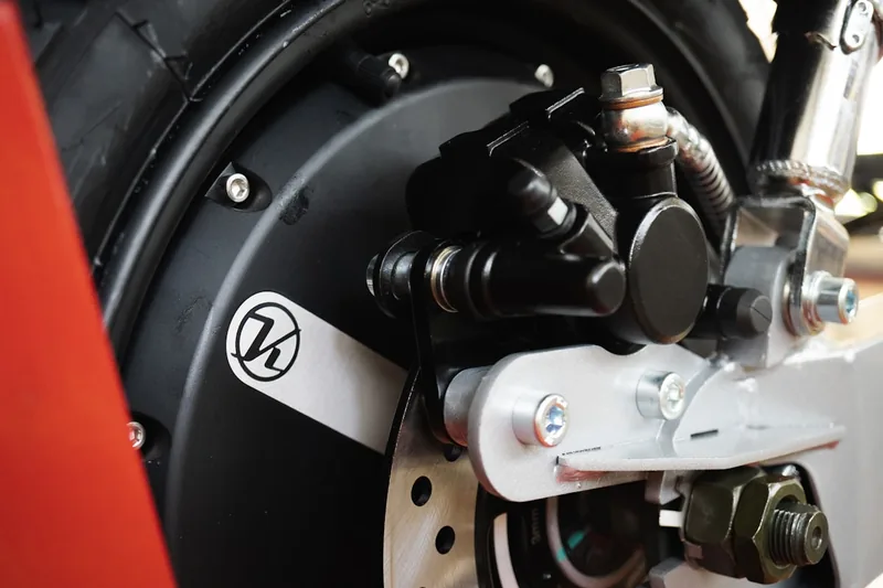 Nahaufnahme des Scheibenbremssystems eines Elektro-Scooters, das hochwertige Verarbeitung zeigt.