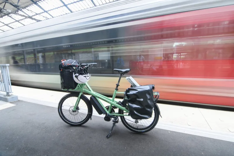 Ein modernes Elektrofahrrad mit klarem Design auf weißem Hintergrund, bereit zur Fahrt.