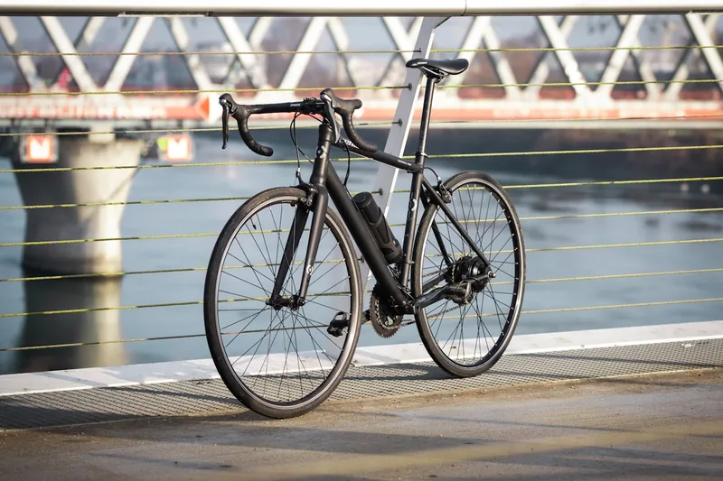 Ein Elektrofahrrad steht am Rande eines Parks, bereit für weitere Abenteuer in der Stadt oder Natur.