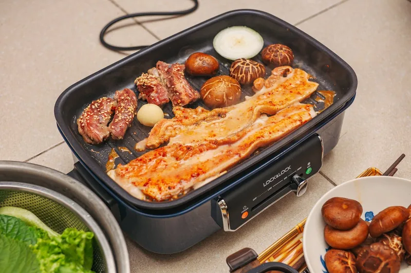 Hochwertiger Elektrogrill, freigestellt und sauber vor neutralem Hintergrund.