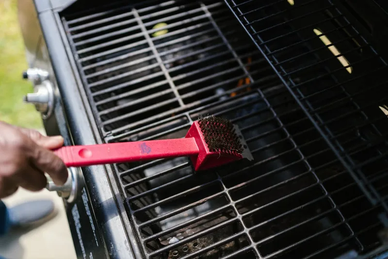 Detailansicht der hochwertigen Edelstahl-Grillroste eines Outdoor-Gasgrills.