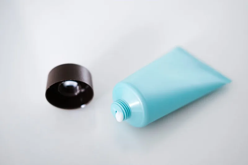 Nahaufnahme einer eleganten Flasche Enzympeeling, klar erkennbar und bereit zur Hautpflege.