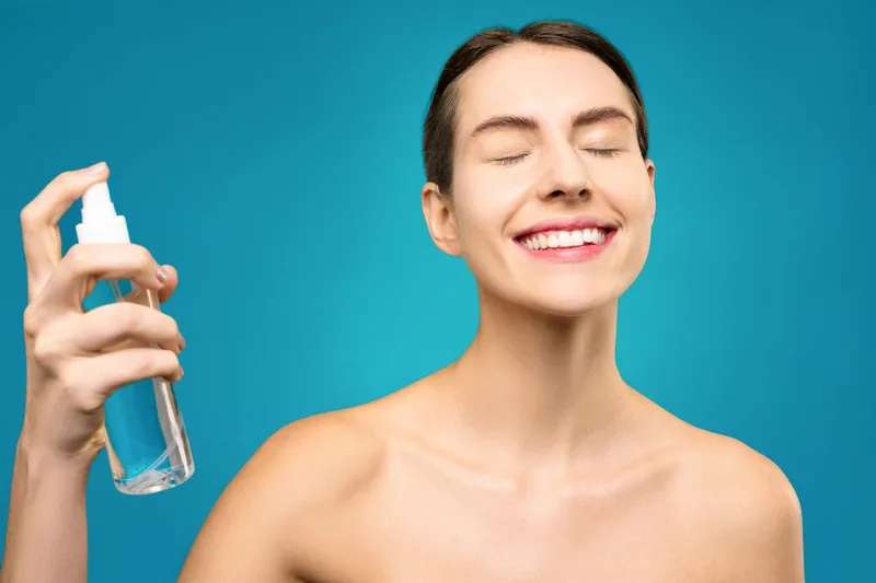 Eine elegante Flasche eines Erfrischungssprays, neutral dargestellt, ohne Logos oder Text.