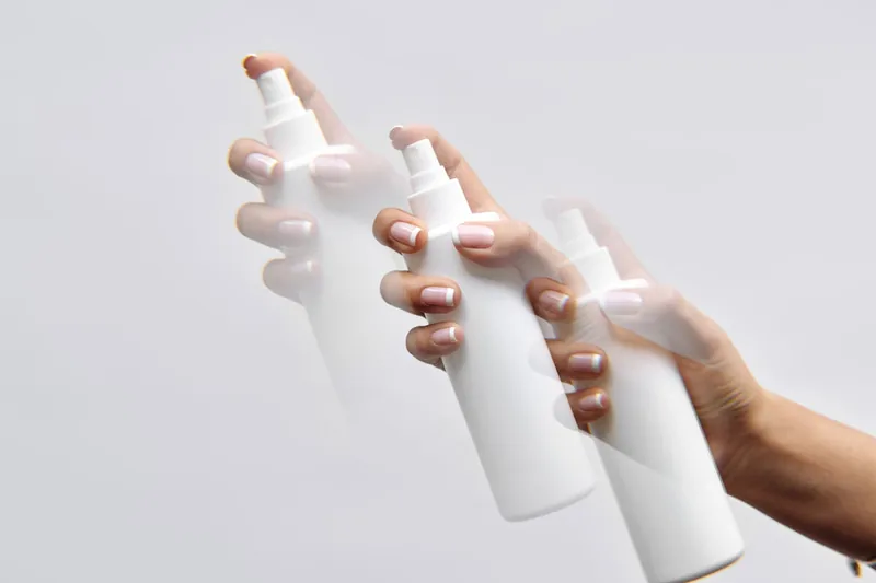 Nahaufnahme des Sprühkopfs eines Erfrischungssprays mit feiner Düse, Materialdetails erkennbar.