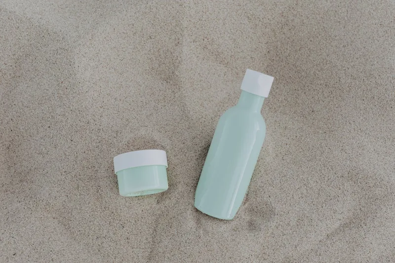 Eine sommerliche Szene am See mit sanften Wasserbewegungen, die Frische und Leichtigkeit vermittelt.
