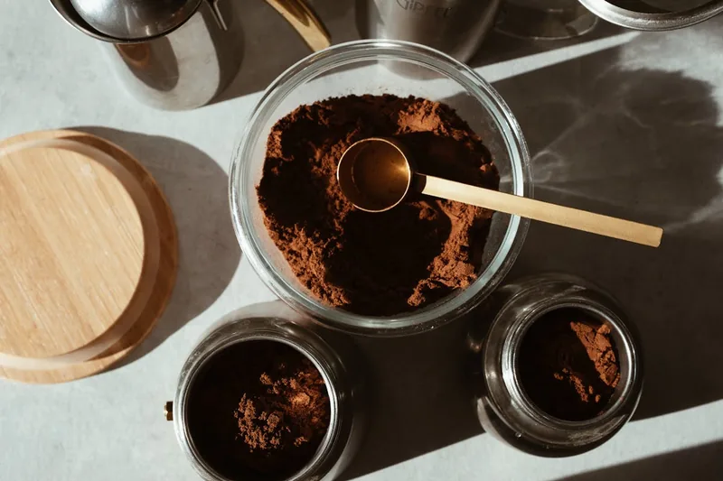 Detailaufnahme des feinen Espresso-Pulvers, das aus einem aufgerissenen Stick rieselt – pures Lebensmittel.