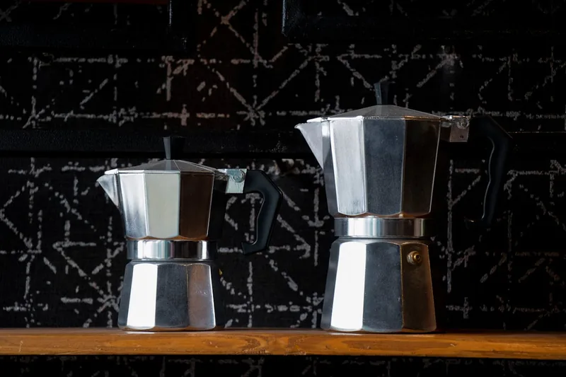 Nahaufnahme des Griffs eines Espressokochers, der die Materialtextur und Verarbeitung betont.