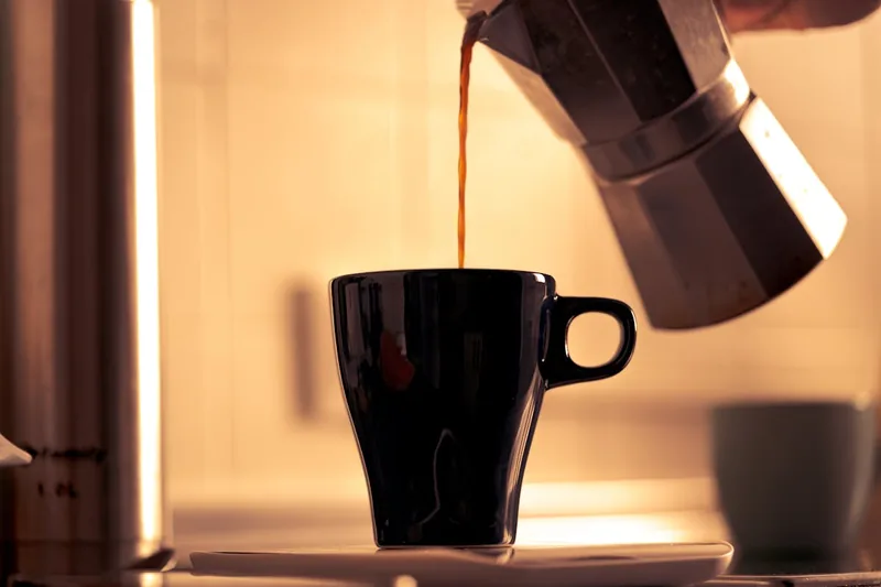 Eine gemütliche Morgenküchenszene mit frisch gebrühtem Espresso in einer stilvollen Tasse.