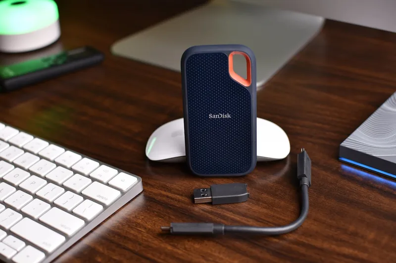 Organisierter Home-Office-Schreibtisch mit einer externen Festplatte als Teil des Setups.