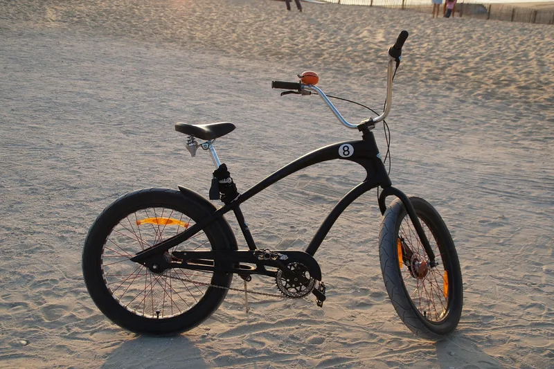 Ein klassisches Fahrrad Cruiser Modell, detailliert und stilvoll präsentiert, ideal für entspannte Fahrten.