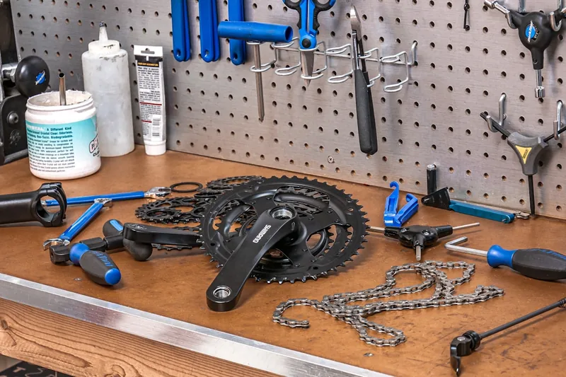 Detailaufnahme der verschiedenen Werkzeuge, Flicken und Reifenheber eines geöffneten Fahrrad-Reparatursets.