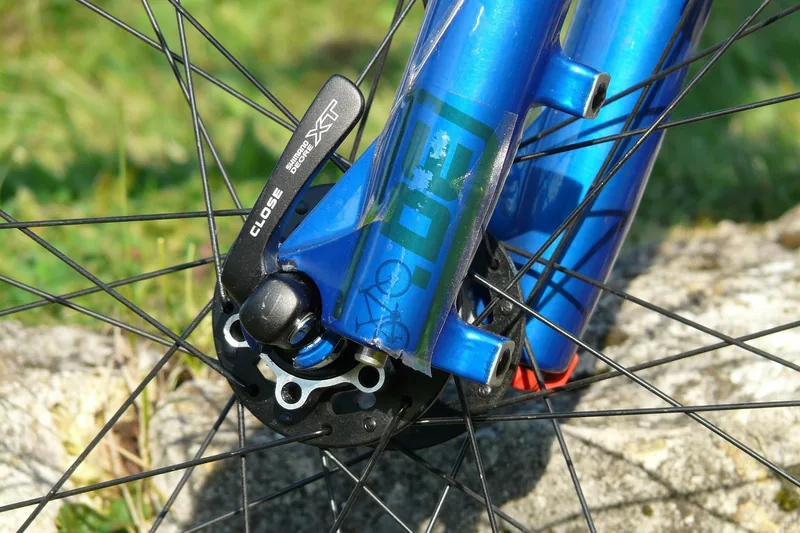 Ein hochwertiger Fahrrad Schnellspanner detailliert in Nahaufnahme, bereit zur Montage am Fahrrad.