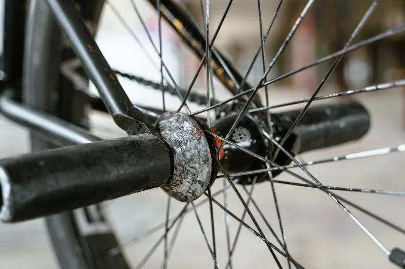 Nahaufnahme eines Aluminium Fahrrad Schnellspanners, der die feine Mechanik und Materialstruktur zeigt.