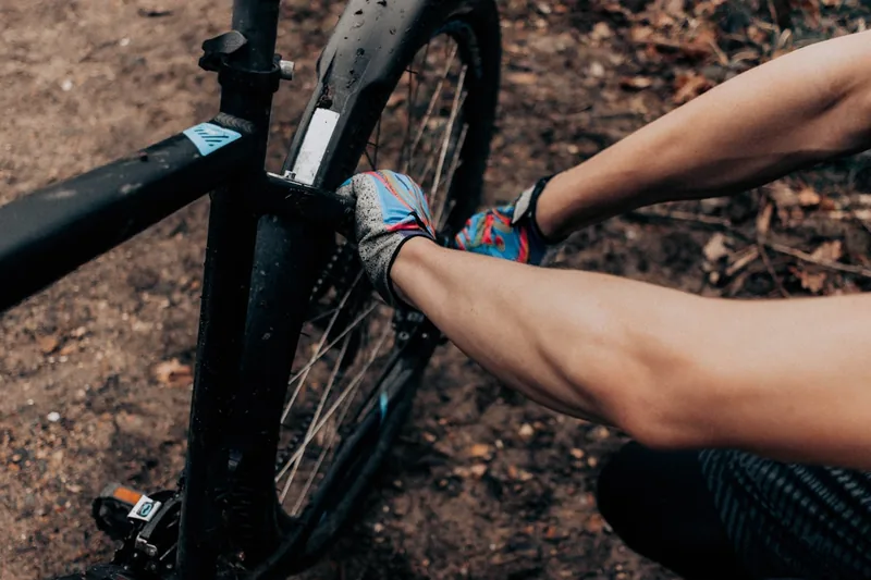 Ein Mountainbike steht fahrbereit im Freien, das Rad sicher mit Schnellspannern montiert und bereit für die Tour.