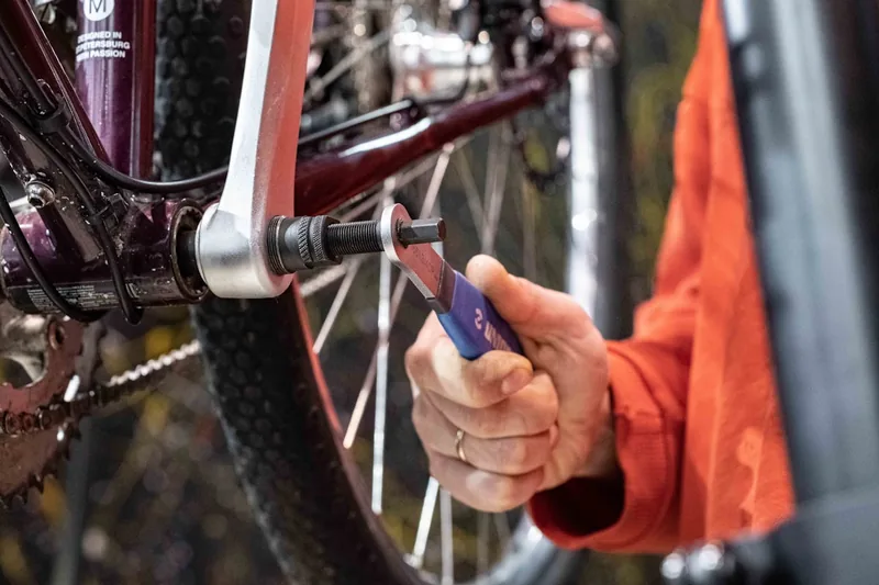 Detailaufnahme eines spezialisierten Schraubenschlüssels aus einem Fahrrad-Werkzeugkoffer, zeigt präzise Verarbeitung.