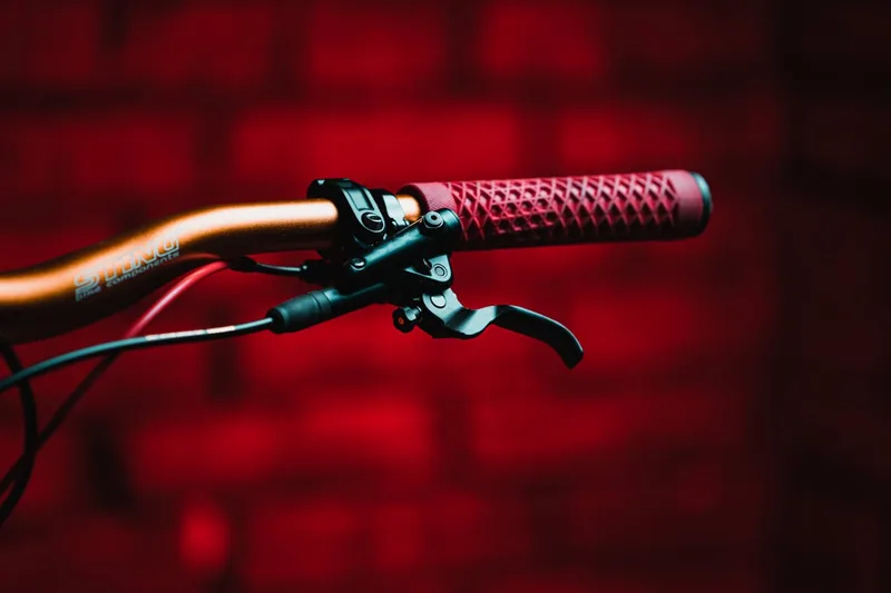 Nahaufnahme von ergonomischen Fahrradgriffen, bereit für den Einbau und optimalen Komfort am Lenker.