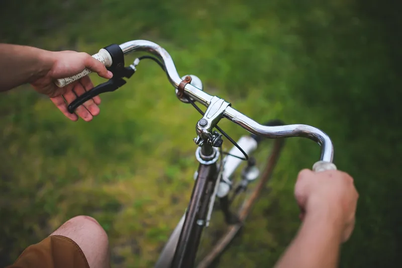 Detailansicht der rutschfesten Oberfläche eines Fahrradgriffs, zeigt Materialstruktur und Verarbeitung.