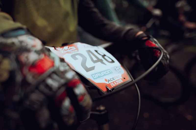 Nahaufnahme des Materials eines Fahrradhandschuhs, zeigt Polsterung, Nähte und atmungsaktive Textur.