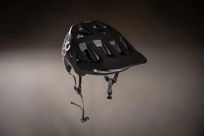 Hochwertiger Erwachsenen-Fahrradhelm von vorne auf neutralem Hintergrund, modern und sicher.