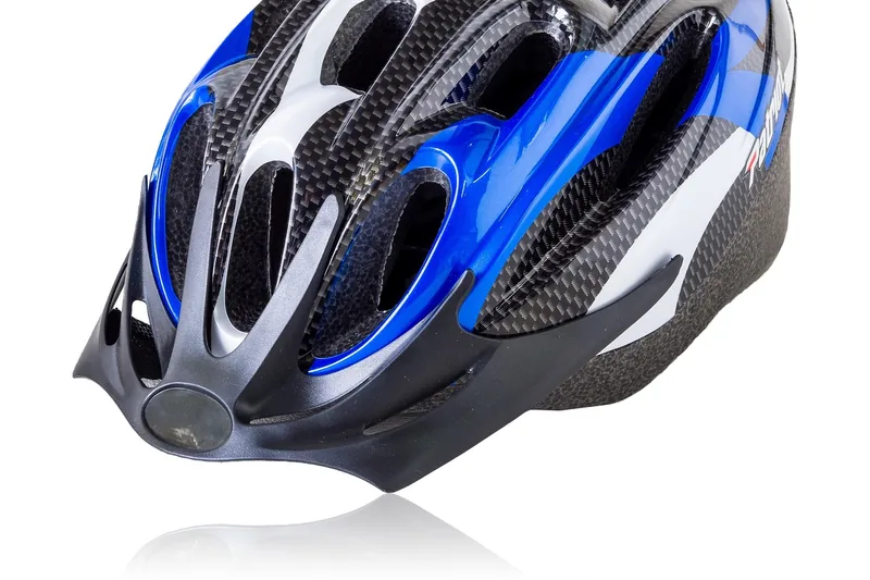 Nahaufnahme des Belüftungssystems eines modernen Fahrradhelms für optimale Luftzirkulation.
