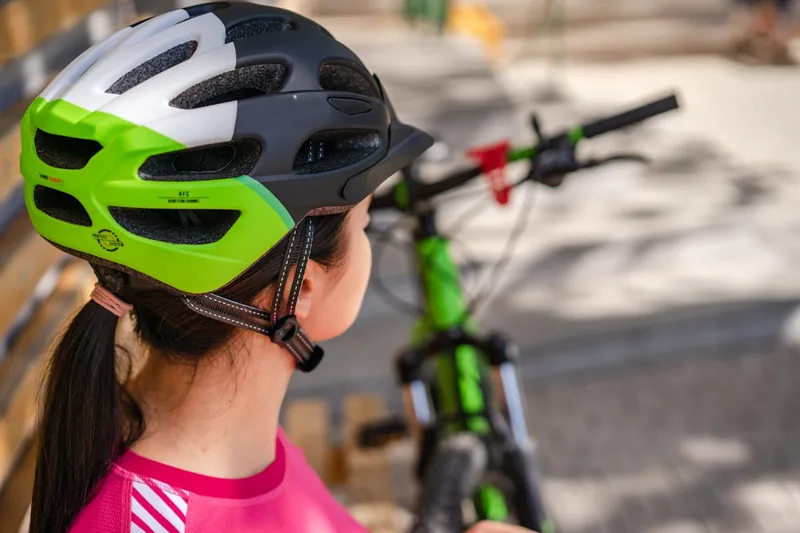 Ein moderner Fahrradhelm mit integriertem Blinker, Produktfoto.