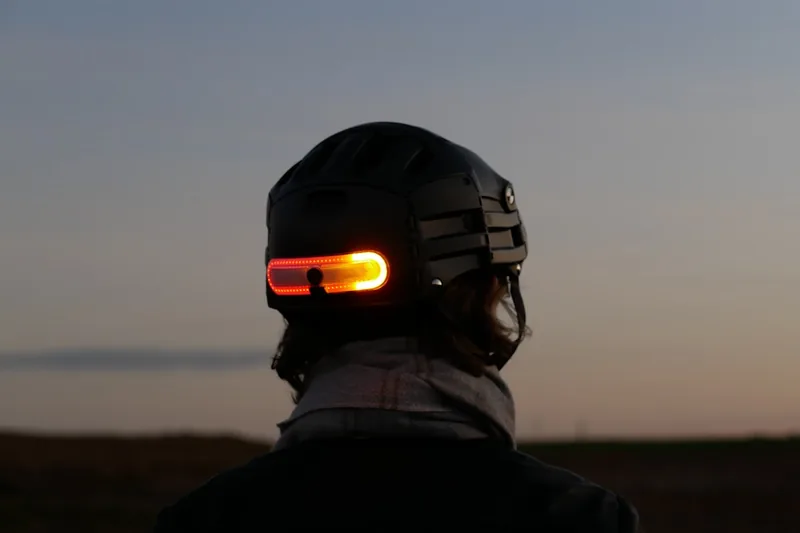 Nahaufnahme der Blinker-Technik an einem Fahrradhelm.
