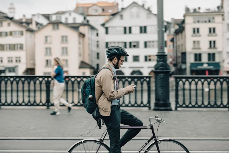 Radfahrer nutzt einen Helm mit Blinker in der Stadt.