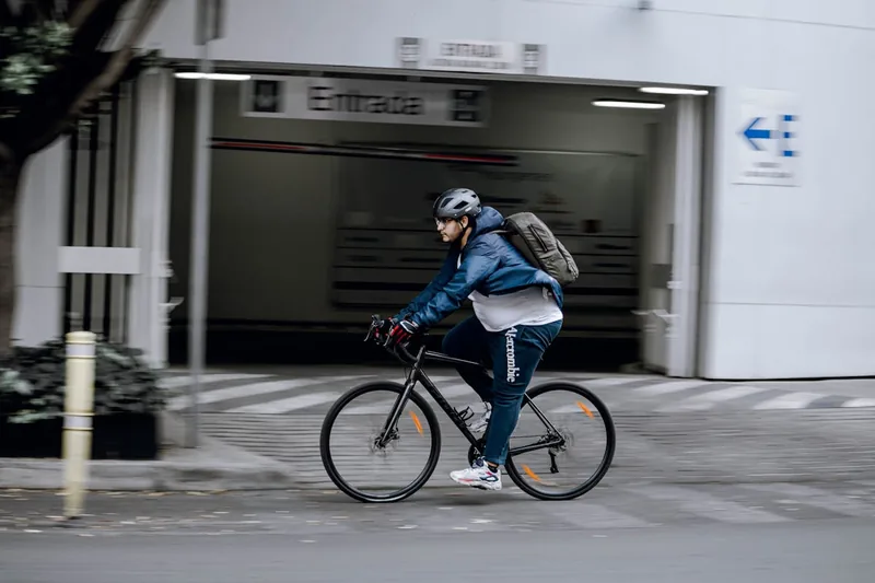 Radfahrer genießt die Freiheit einer sicheren Stadttour mit Helm.