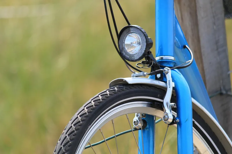 Detailansicht der Ladebuchse eines Fahrradlicht-Sets.
