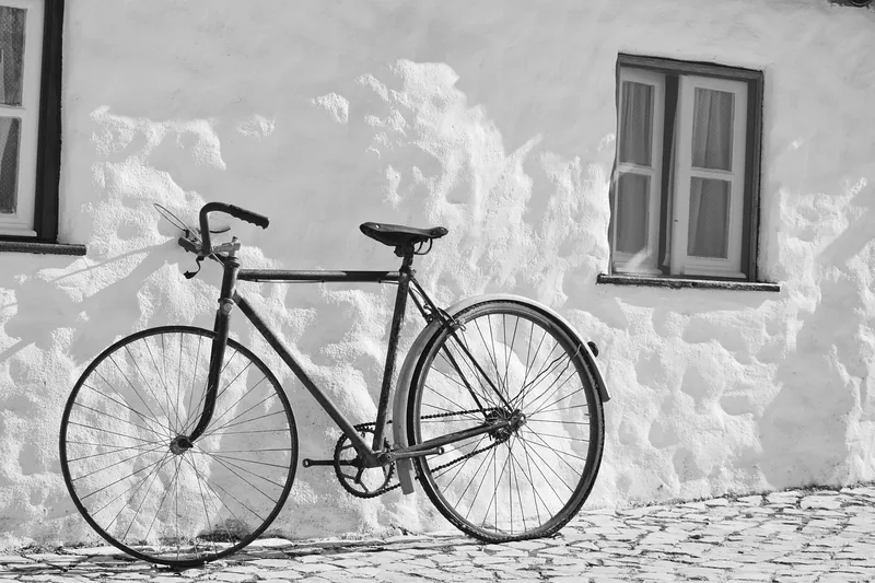 Radfahrer montiert ein Fahrradlicht am Lenker.