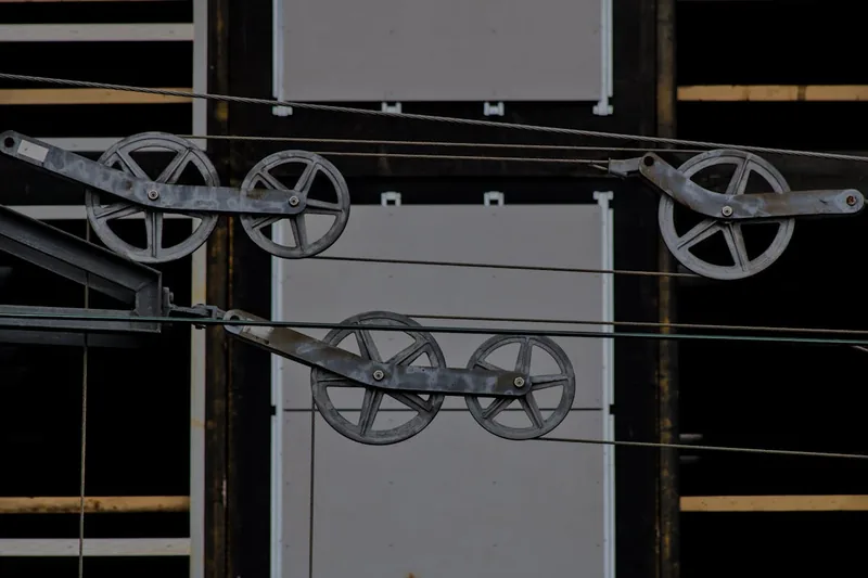 Detaillierte Ansicht des Rollensystems und der Seilführung eines Fahrradlifts, hochwertige Verarbeitung.