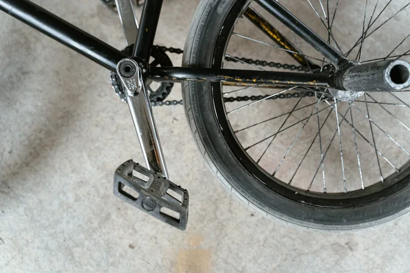 Ein hochwertiges Fahrradpedal-Paar als Produktaufnahme, klar erkennbar vor hellem Hintergrund.