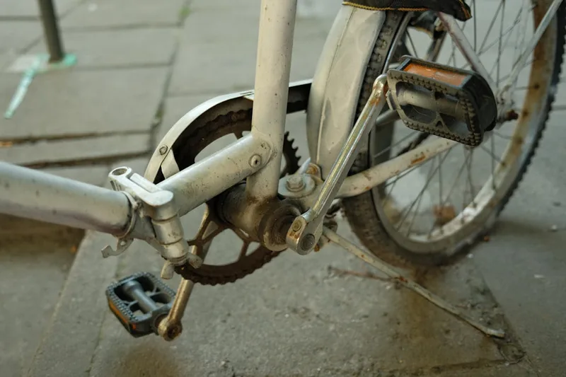 Nahaufnahme eines Fahrradpedals, die technische Mechanik und die rutschfeste Oberfläche betonend.