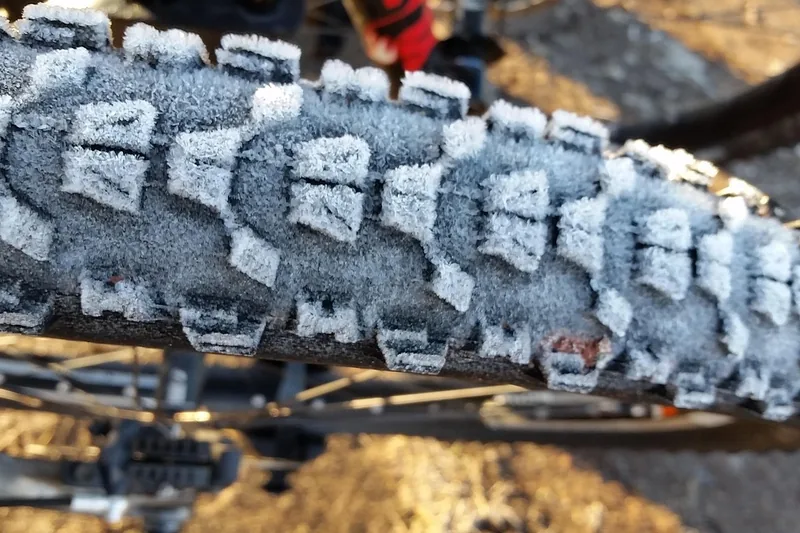 Nahaufnahme des groben Profils eines 29-Zoll-MTB-Reifens, um Grip-Eigenschaften hervorzuheben.