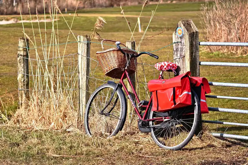 Nahaufnahme des wasserdichten Materials und des Rollverschlusses einer Fahrradtasche.