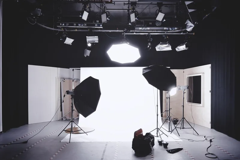 Atmosphäre in einem professionellen Fotostudio mit Beleuchtungsequipment für perfekte Lichteffekte.