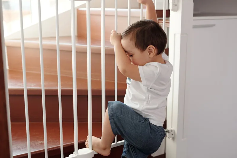 Ein sicheres Kinderzimmer mit gesichertem Fenster, das Geborgenheit und Schutz vermittelt.