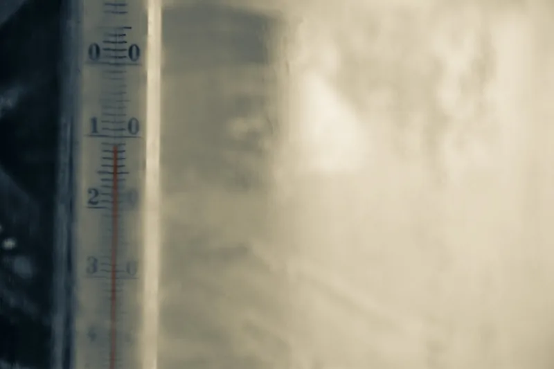 Nahaufnahme der Saugnäpfe eines Fensterthermometers, zeigt das hochwertige Befestigungsmaterial.