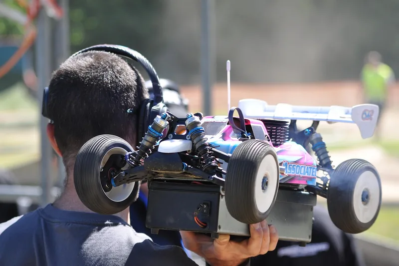 Nahaufnahme des freiliegenden Motors und der technischen Details eines ferngesteuerten RC-Autos.